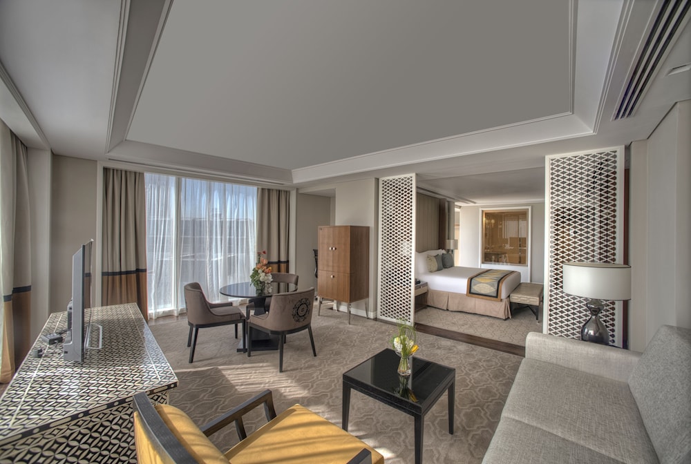 Suite junior, 1 cama de matrimonio grande, vistas a la ciudad del hotel Taj Dubai. Foto 2