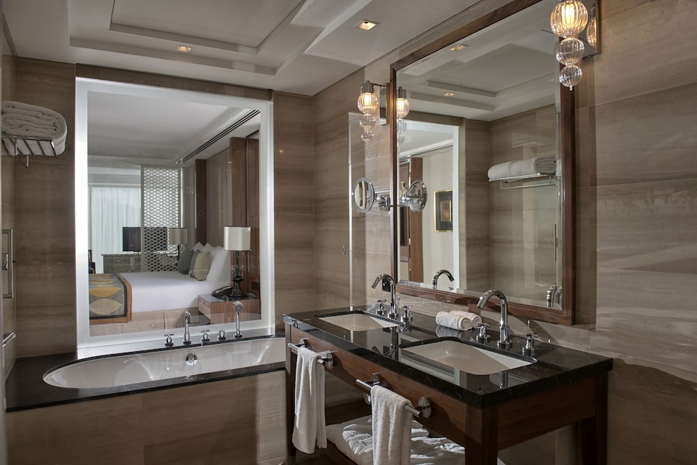 Suite junior, 1 cama de matrimonio grande, vistas a la ciudad del hotel Taj Dubai. Foto 4