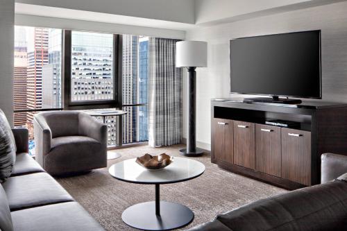 Suite de 1 dormitorio con cama extragrande y sofá cama - Planta superior del hotel New York Marriott Marquis. Foto 1