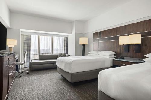 Habitación Doble Deluxe con ducha accesible en silla de ruedas - 2 camas dobles - Adaptada para personas de movilidad reducida del hotel New York Marriott Marquis. Foto 9