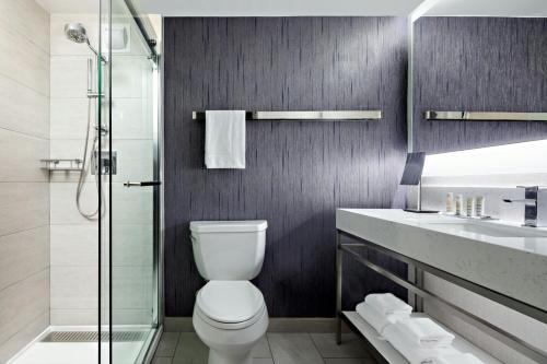 Habitación Doble Deluxe con ducha accesible en silla de ruedas - 2 camas dobles - Adaptada para personas de movilidad reducida del hotel New York Marriott Marquis. Foto 13