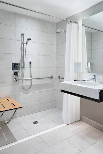 Habitación con cama extragrande, sofá cama (bajo petición) y ducha a ras de suelo - Adaptada para personas de movilidad reducida del hotel New York Marriott Marquis. Foto 9