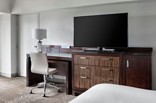 Habitación con cama extragrande, sofá cama (bajo petición) y vistas a Times Square del hotel New York Marriott Marquis. Foto 10