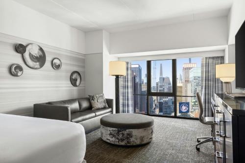 Habitación con cama extragrande, sofá cama (bajo petición) y vistas a Times Square del hotel New York Marriott Marquis. Foto 4