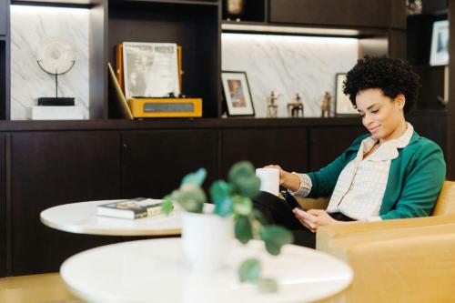 Suite Executive con sofá cama y acceso al club lounge - 1 cama extragrande del hotel New York Marriott Marquis. Foto 8