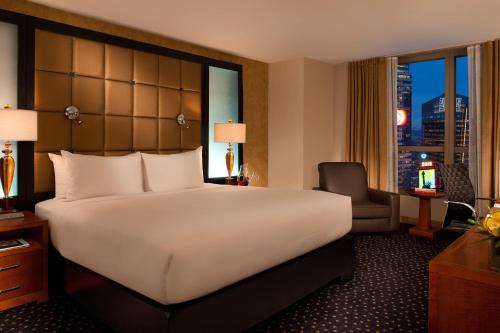 Habitación Deluxe con 1 cama extragrande - Planta superior del hotel Millennium Hotel Broadway Times Square. Foto 2