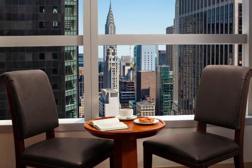 Suite de 1 dormitorio con vistas a Times Square - 1 cama extragrande del hotel Millennium Hotel Broadway Times Square. Foto 1