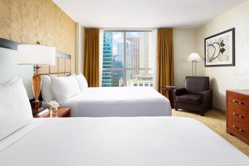 Habitación - 2 camas dobles - Planta superior del hotel Millennium Hotel Broadway Times Square. Foto 3