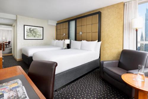 Habitación Doble Premier con 2 camas dobles y vistas a la bola del hotel Millennium Hotel Broadway Times Square. Foto 3