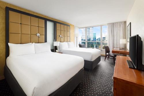 Habitación Doble Premier con 2 camas dobles y vistas a la bola del hotel Millennium Hotel Broadway Times Square. Foto 4