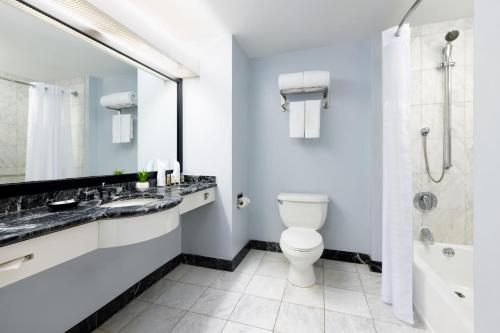 Habitación Doble Premier con 2 camas dobles y vistas a la bola del hotel Millennium Hotel Broadway Times Square. Foto 6