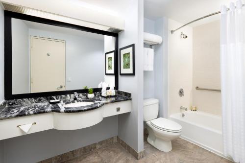 Habitación Premier con cama extragrande y vistas a la bola del hotel Millennium Hotel Broadway Times Square. Foto 3