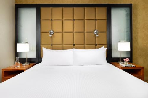 Habitación con ducha a ras de suelo adaptada para personas con discapacidad y discapacidad auditiva - 1 cama grande del hotel Millennium Hotel Broadway Times Square. Foto 4