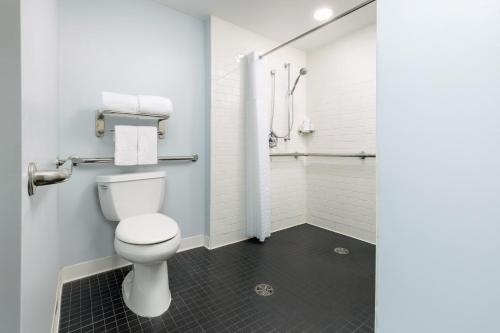 Habitación con ducha a ras de suelo adaptada para personas con discapacidad y discapacidad auditiva - 1 cama grande del hotel Millennium Hotel Broadway Times Square. Foto 5