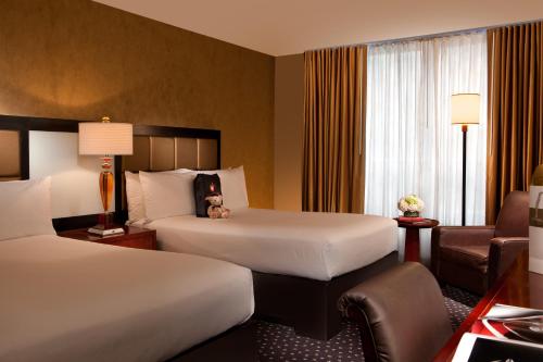 Habitación Estándar con 2 camas dobles del hotel Millennium Hotel Broadway Times Square. Foto 1