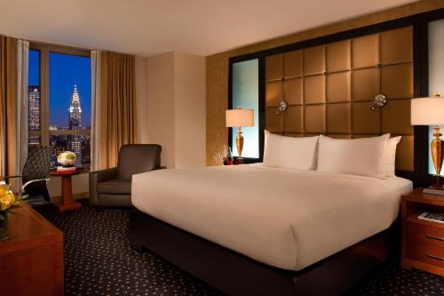 Habitación con cama grande y bañera - Adaptada para personas con movilidad reducida/discapacidad auditiva del hotel Millennium Hotel Broadway Times Square. Foto 7