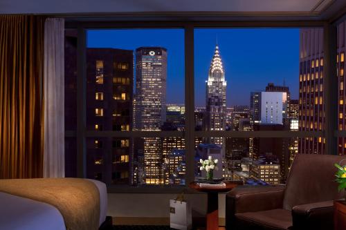 Habitación con cama grande y bañera - Adaptada para personas con movilidad reducida/discapacidad auditiva del hotel Millennium Hotel Broadway Times Square. Foto 8