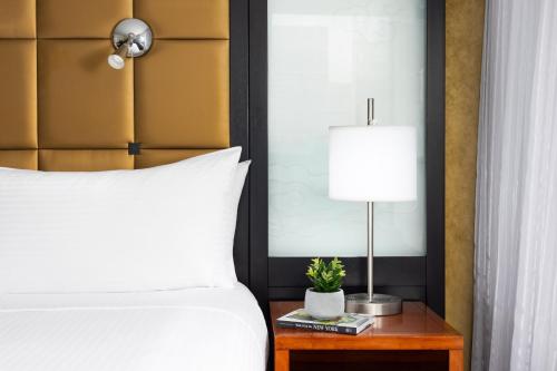 Habitación con ducha a ras de suelo adaptada para personas con discapacidad y discapacidad auditiva - 1 cama grande del hotel Millennium Hotel Broadway Times Square