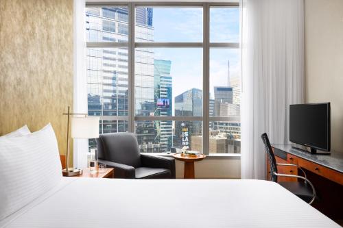 Habitación con ducha a ras de suelo adaptada para personas con discapacidad y discapacidad auditiva - 1 cama grande del hotel Millennium Hotel Broadway Times Square. Foto 3