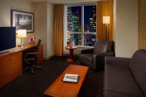 Suite de 1 dormitorio con vistas a Times Square - 1 cama extragrande del hotel Millennium Hotel Broadway Times Square. Foto 4