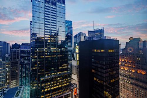 Suite de 1 dormitorio con vistas a Times Square - 1 cama extragrande del hotel Millennium Hotel Broadway Times Square. Foto 5