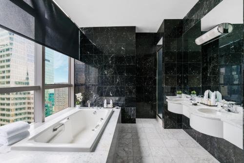 Suite de 1 dormitorio - 1 cama extragrande del hotel Millennium Hotel Broadway Times Square. Foto 3
