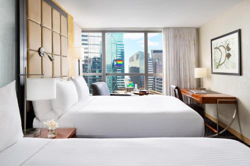 Habitación Doble Premier con 2 camas dobles y vistas a la bola del hotel Millennium Hotel Broadway Times Square