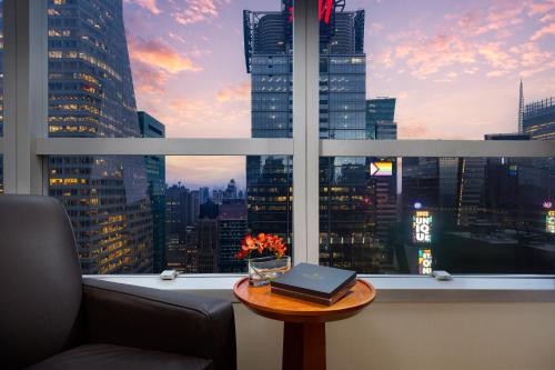 Habitación Premier con cama extragrande y vistas a la bola del hotel Millennium Hotel Broadway Times Square