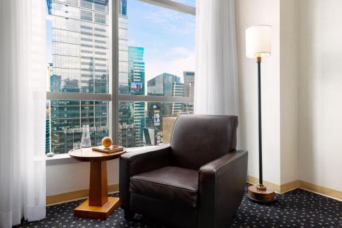 Habitación Premier con cama extragrande y vistas a la bola del hotel Millennium Hotel Broadway Times Square. Foto 2
