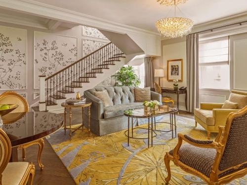 Suite Ático con 1 cama extragrande, sofá cama y terraza del hotel The Plaza. Foto 1