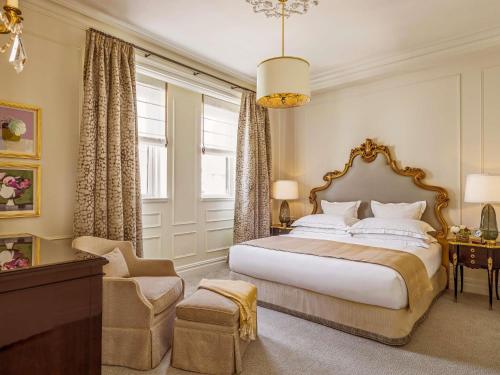 Suite Ático con 1 cama extragrande, sofá cama y terraza del hotel The Plaza. Foto 5