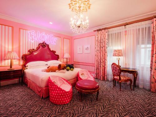 Habitación Eloise - cama extragrande del hotel The Plaza. Foto 1