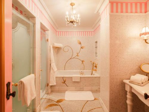 Habitación Eloise - cama extragrande del hotel The Plaza. Foto 2