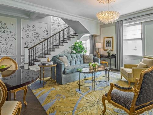 Suite Ático con 1 cama extragrande, sofá cama y terraza del hotel The Plaza. Foto 2