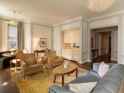 Suite Vanderbilt de 2 habitaciones con 1 cama extragrande y mayordomo del hotel The Plaza
