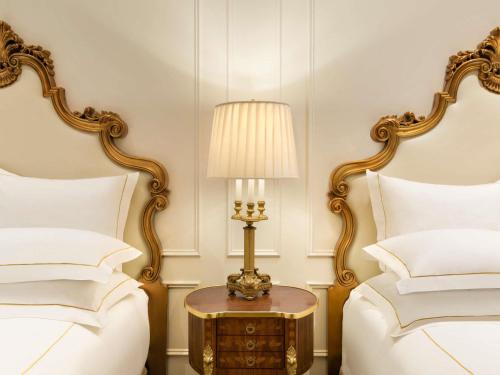 Habitación Familiar Grand Luxe con 1 cama extragrande y sofá cama del hotel The Plaza. Foto 1