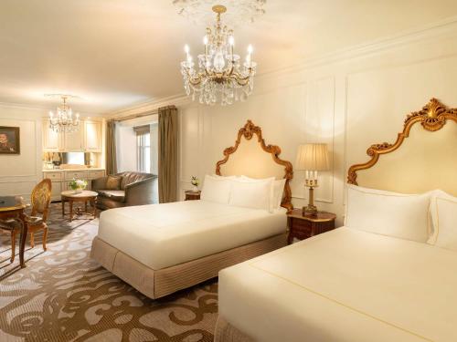 Habitación Familiar Grand Luxe con 1 cama extragrande y sofá cama del hotel The Plaza. Foto 2