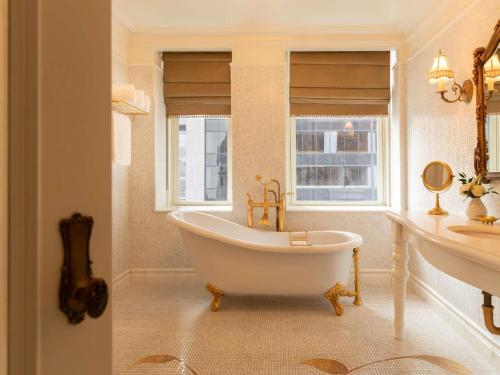 Suite Vanderbilt de 2 habitaciones con 1 cama extragrande y mayordomo del hotel The Plaza. Foto 2