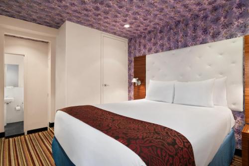 Suite Plata de 1 dormitorio del hotel Night Broadway