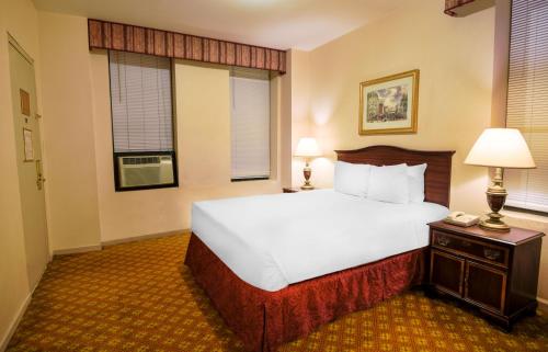 Alojamiento Bronze con cama grande     del hotel Night Broadway. Foto 2