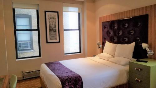 Alojamiento Silver con cama grande  del hotel Night Broadway. Foto 1