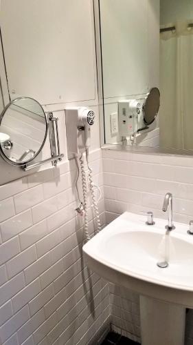 Alojamiento Silver con 2 camas dobles del hotel Night Broadway. Foto 1