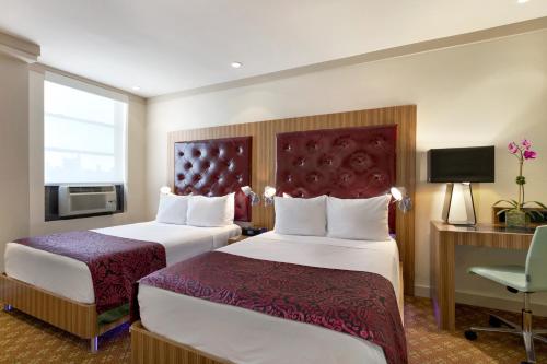 Alojamiento Silver con 2 camas dobles del hotel Night Broadway. Foto 2