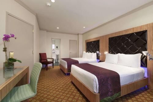 Alojamiento Silver con 2 camas dobles del hotel Night Broadway. Foto 3