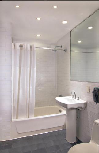 Alojamiento Silver con 2 camas dobles del hotel Night Broadway. Foto 4