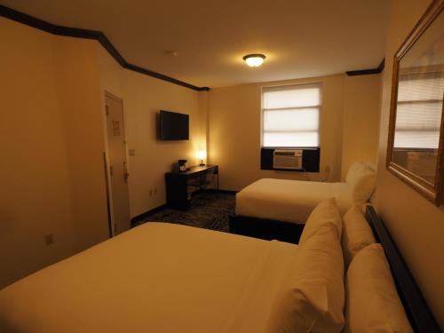 Alojamiento Oro - 2 camas grandes del hotel Night Broadway. Foto 6