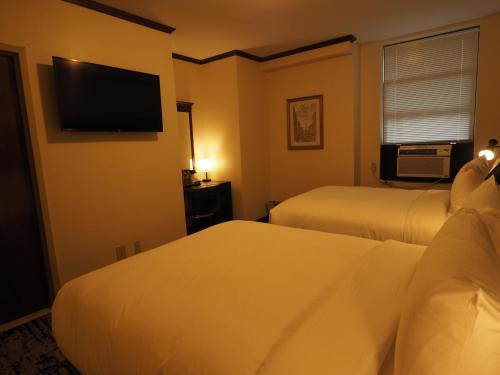 Alojamiento Oro - 2 camas dobles del hotel Night Broadway. Foto 3