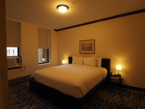 Alojamiento Oro - 1 cama extragrande del hotel Night Broadway. Foto 3