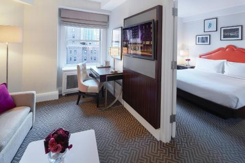Suite Junior con sofá cama del hotel The Lexington , Autograph Collection. Foto 2