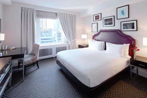Habitación con cama extragrande del hotel The Lexington , Autograph Collection. Foto 1